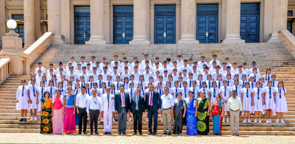 සීප්පුකුලම තම්මැන්නාව වේළුසුමන මහා විද්‍යාලයේ සිසුසිසුවියෝ ජනාධිපති ලේකම් කාර්යාලය සහ ජනපති මන්දිරය නරඹති