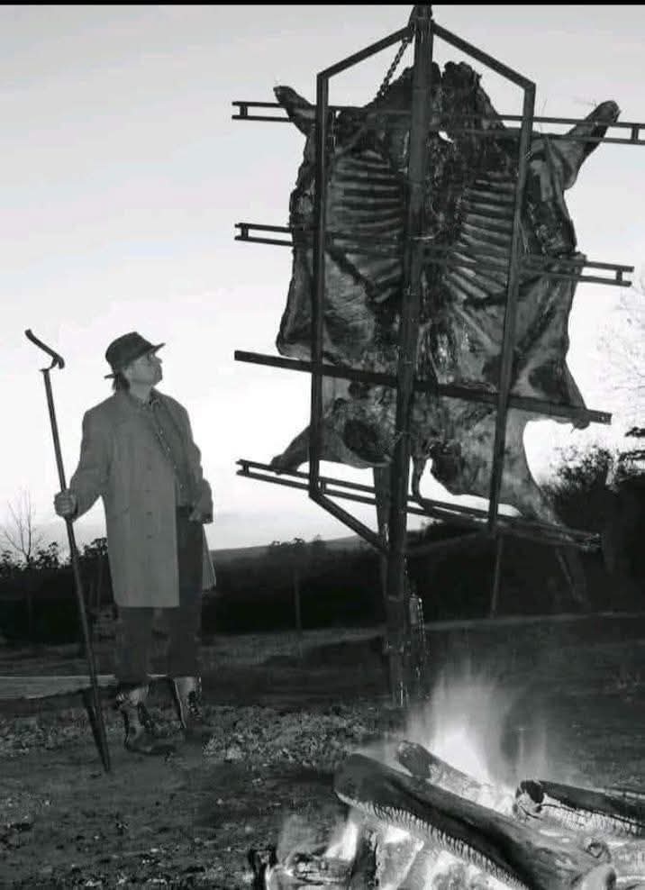 දුව, අපිත් එක්ක කෑම කන්න අපේ නෑදෑයෝ, යාළුවෝ, අසල්වැසියෝ සියලු දෙනාටම කතා කරන්න. අපි හැමෝම එකට කෑම කමු."