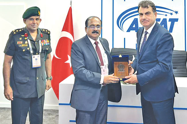 ජාත්‍යන්තර ආරක්‍ෂක කර්මාන්ත ප්‍රදර්ශනයට නි. ඇමැති අරුණ ජයසේකර යයි