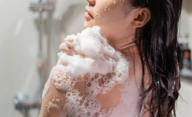 ඔබ ශරීරය පිරිසුදු කිරීමට පමණට වඩා සබන් පාවිච්චි කරන කෙනෙක් ද? එහි බලපෑම ගැන දන්නවා ද?