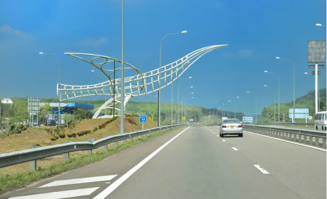 අධිවේගී මාර්ගවල 'වාහන පැදවීම අසීරුයි': අලුත්වැඩියා කරන්නේ කවදා ද?