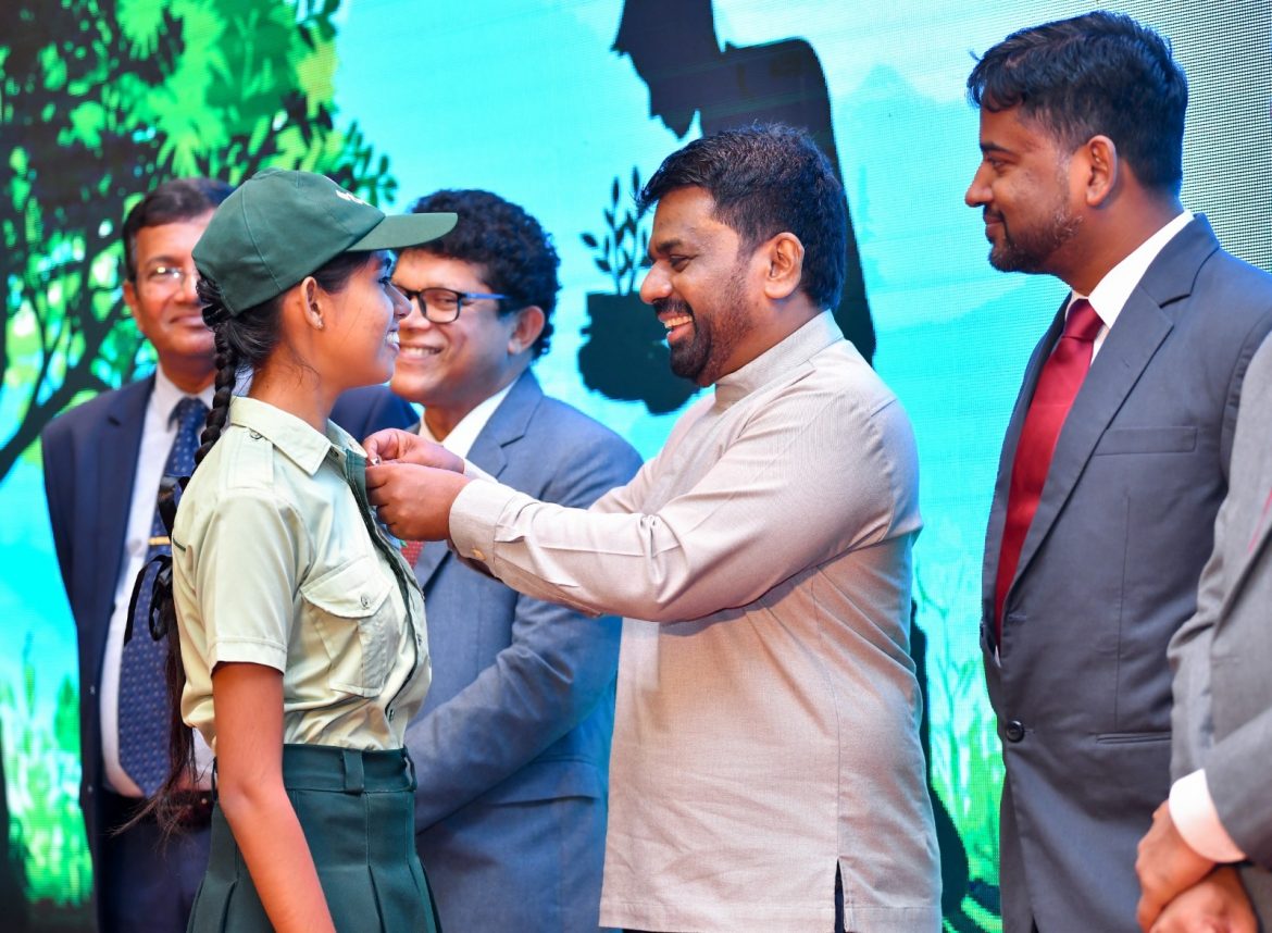 පරිසර නියමුවෝ ජනපති අතින් පදක්කම් ලබති