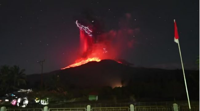 ඉන්දුනීසියාවේ ලෙවෝටෝබි ගිනි කන්ද සක්‍රිය වෙයි