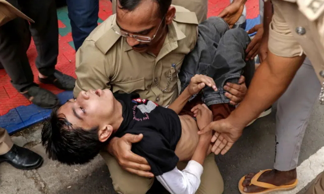 IPL ජයග්‍රහණය සැමරීමට එක්රැස් වූ RCB රසිකයින් පිරිසක් තෙරපීමකින් ජීවිතක්ෂයට