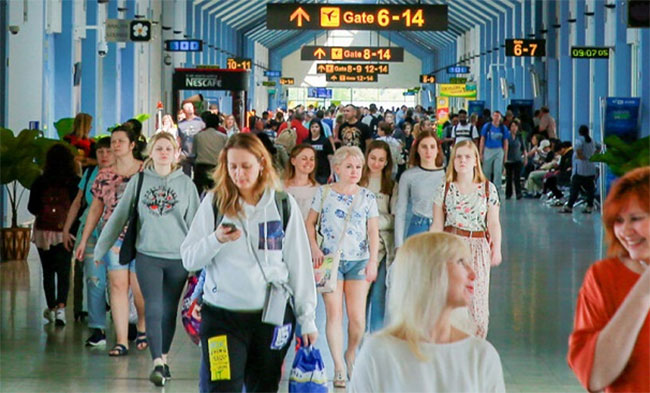 අගෝස්තුවේ ලක්ෂ 02කට ආසන්න සංචාරකයන් පිරිසක් ලංකාවට